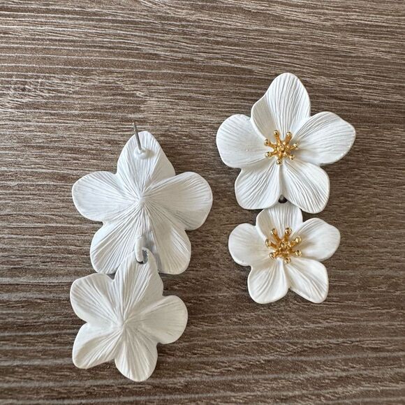 White Floral Earrings A1207 - Picture 3 of 4